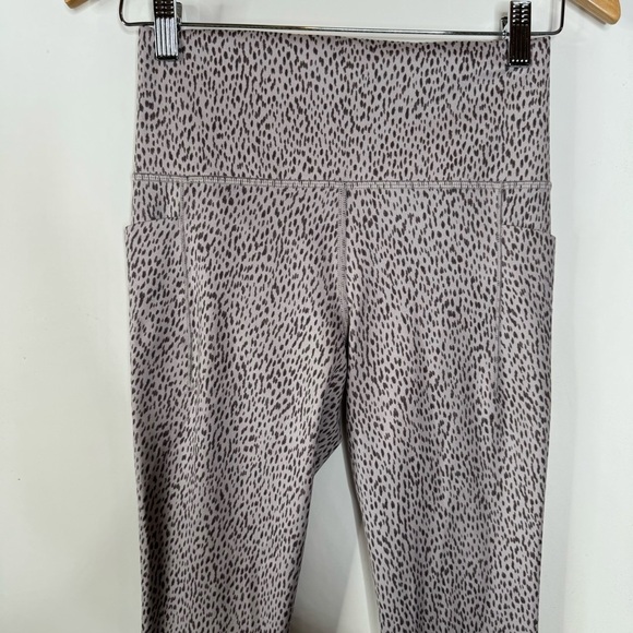 Athleta Salutation Stash Pocket II Printed 7/8 Tight Leggings Size Small - Picture 3 of 5